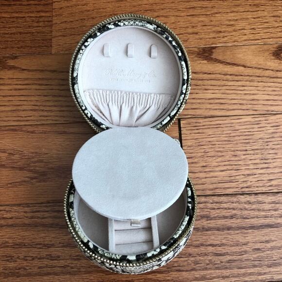 WOLF DESIGNS Round Zip Jewelry Case Animal Print NWT - Picture 4 of 8